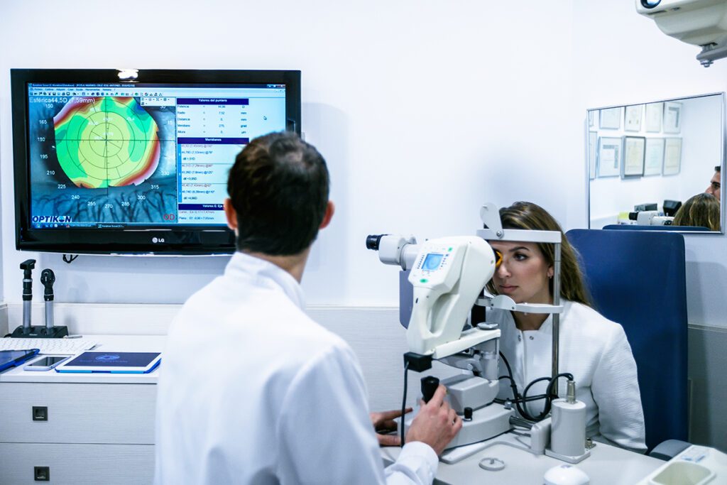 Niña revisandose para obtener sus gafas graduadas 